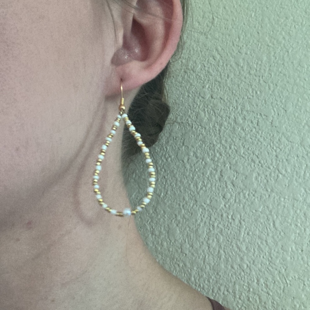 gold + pearl earrings 🦪